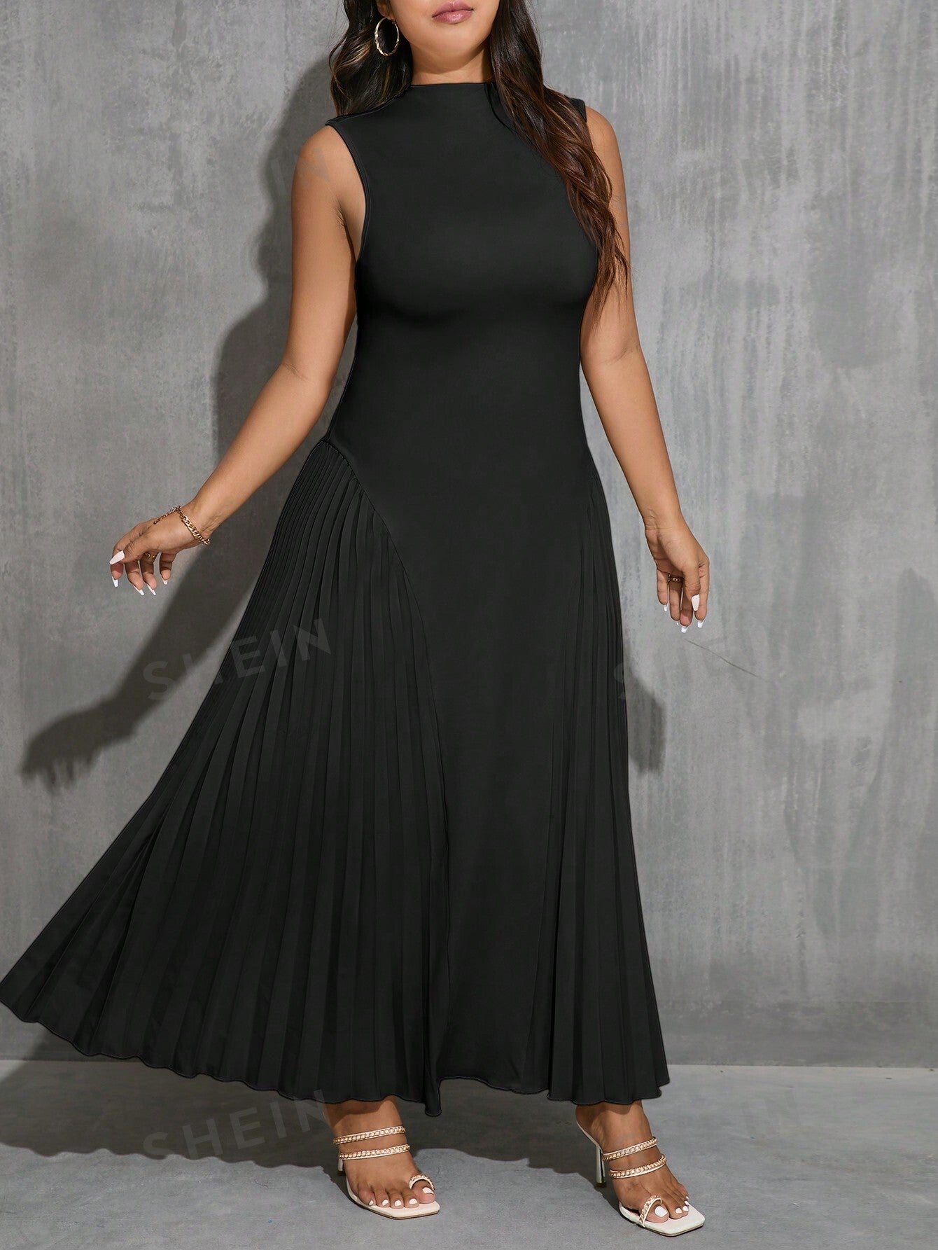 Privé Elegant Plus Size Black Sleeveless Dress With Pleated Round Neckline And A-Line Silhouette, Perfect For Summer Vacation And Streetwear